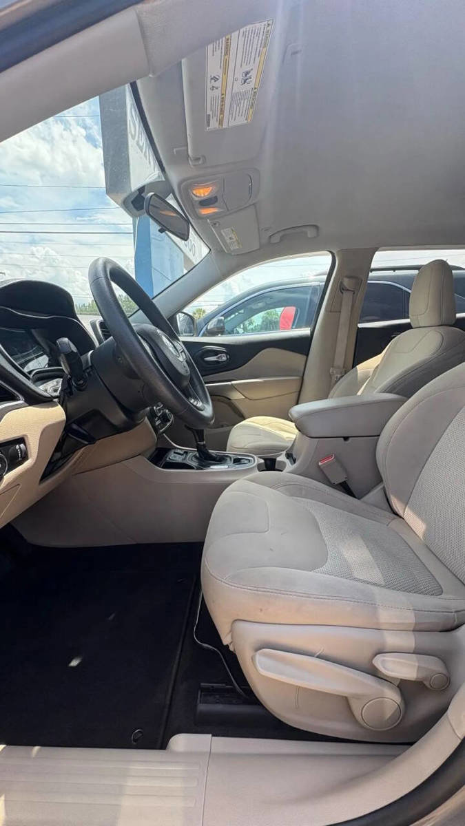 Used 2019 Jeep Cherokee Latitude w/ Popular Appearance Group image 2