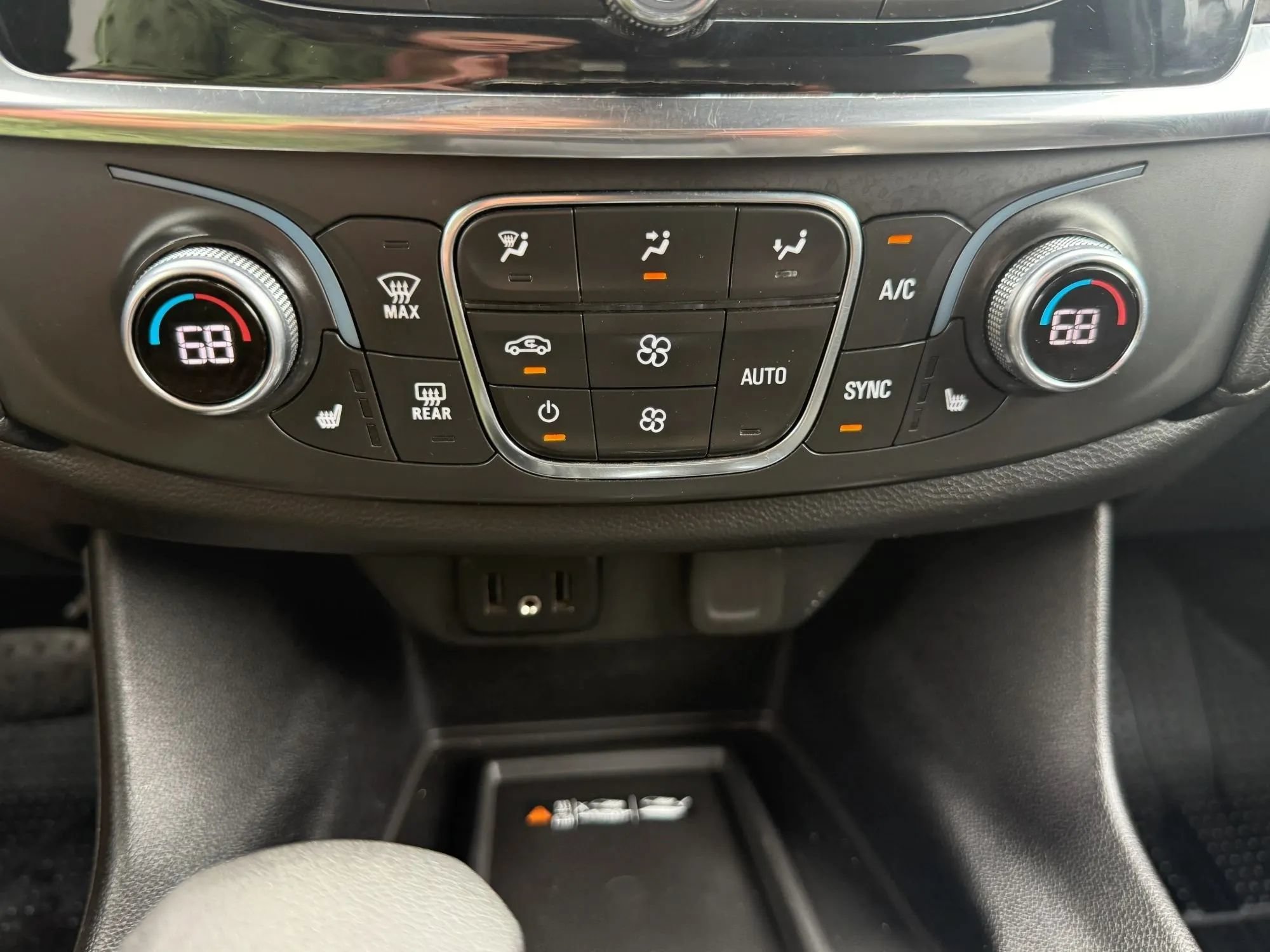 Used 2023 Chevrolet Traverse LT w/ Rear Camera Mirror Package AWD/4WD image 21
