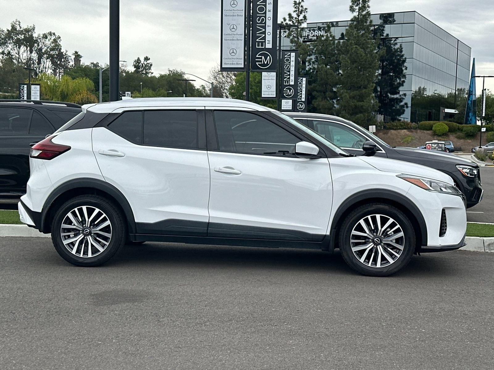 Used 2022 Nissan Kicks SV FWD image 2