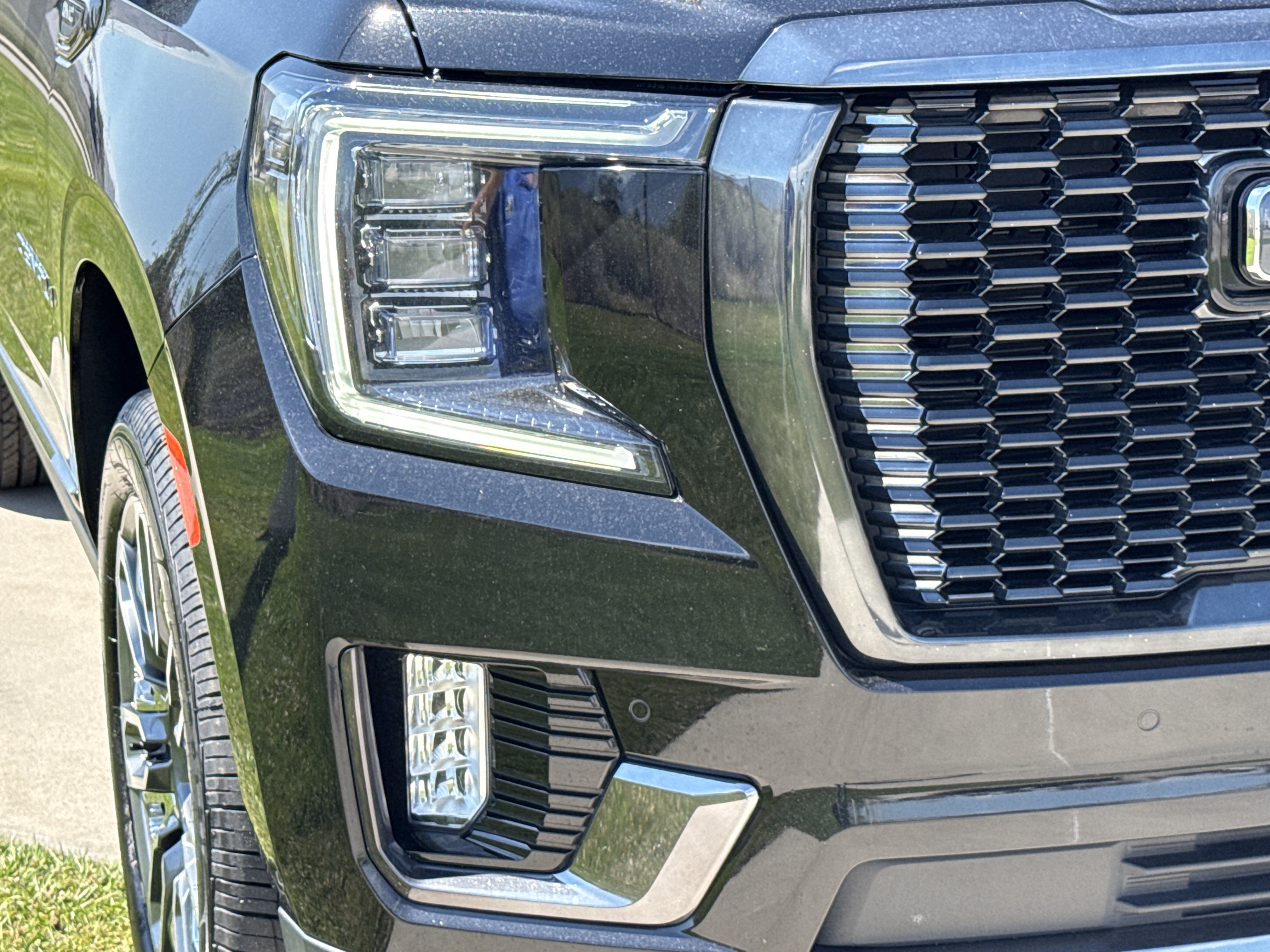 Used 2023 GMC Yukon Denali Ultimate AWD/4WD image 9