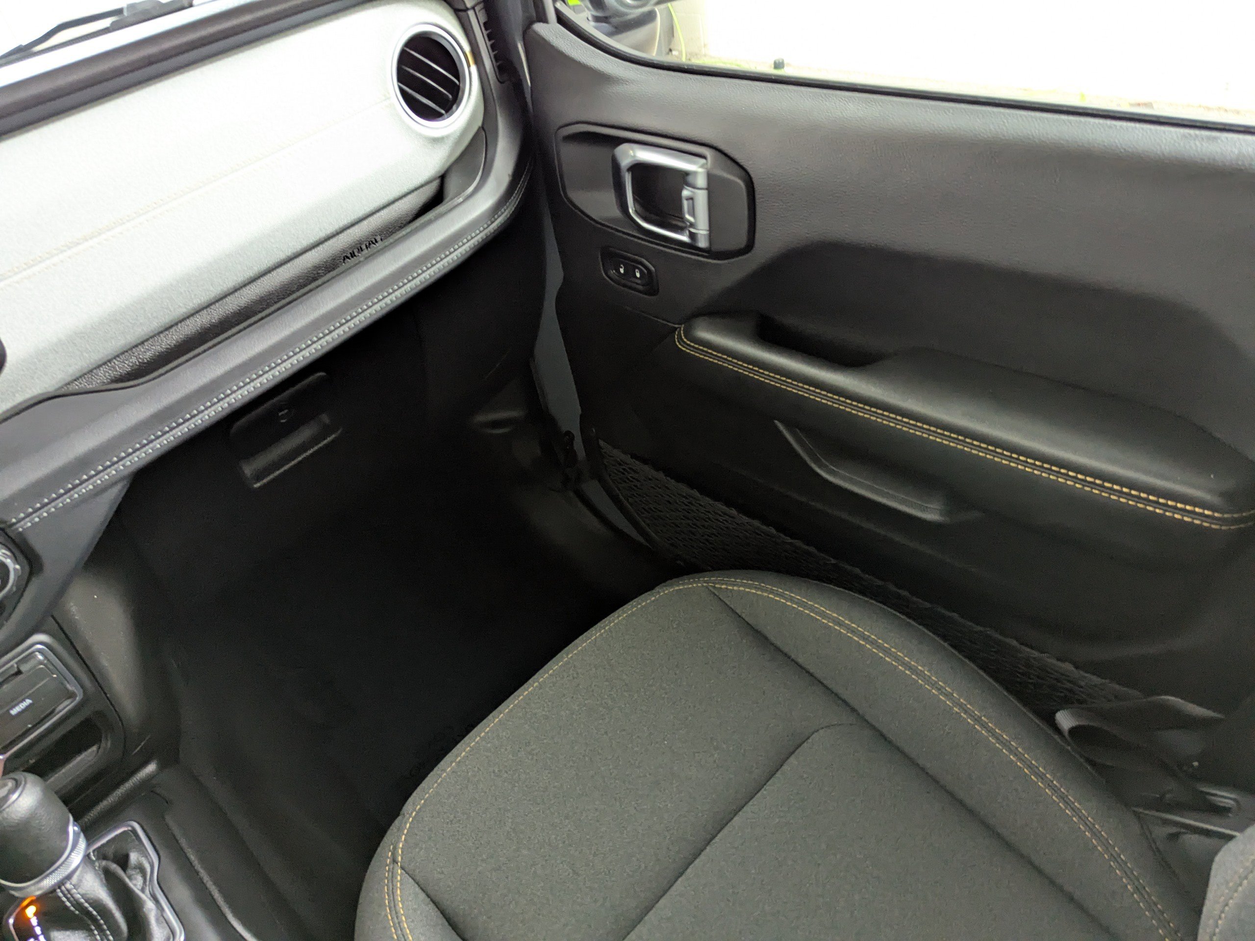 Used 2025 Jeep Wrangler Sahara AWD/4WD image 11