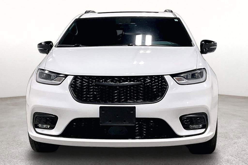 Used 2024 Chrysler Pacifica Limited w/ Uconnect Theater Family Group AWD/4WD image 5