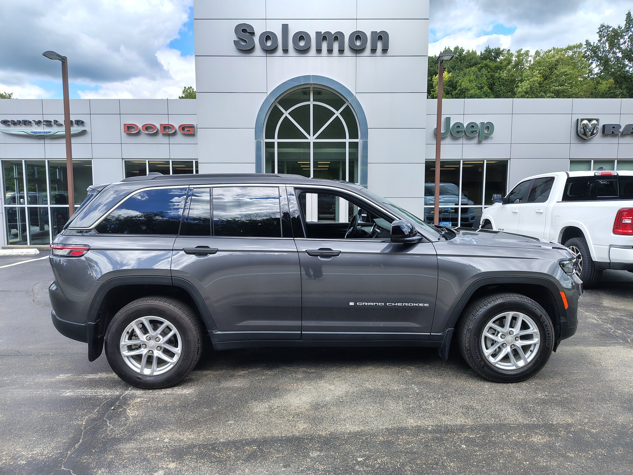 Certified 2025 Jeep Grand Cherokee Laredo X w/ Luxury Tech Group I AWD/4WD image 1