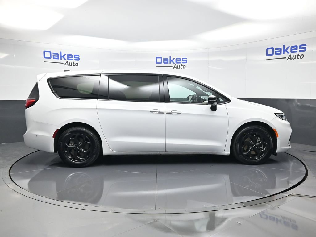 Used 2024 Chrysler Pacifica Select image 9