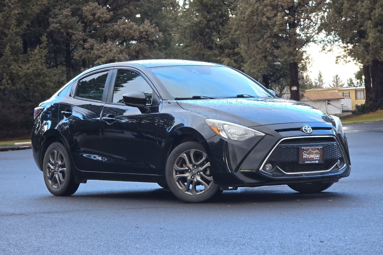 Used 2019 Toyota Yaris L image 2