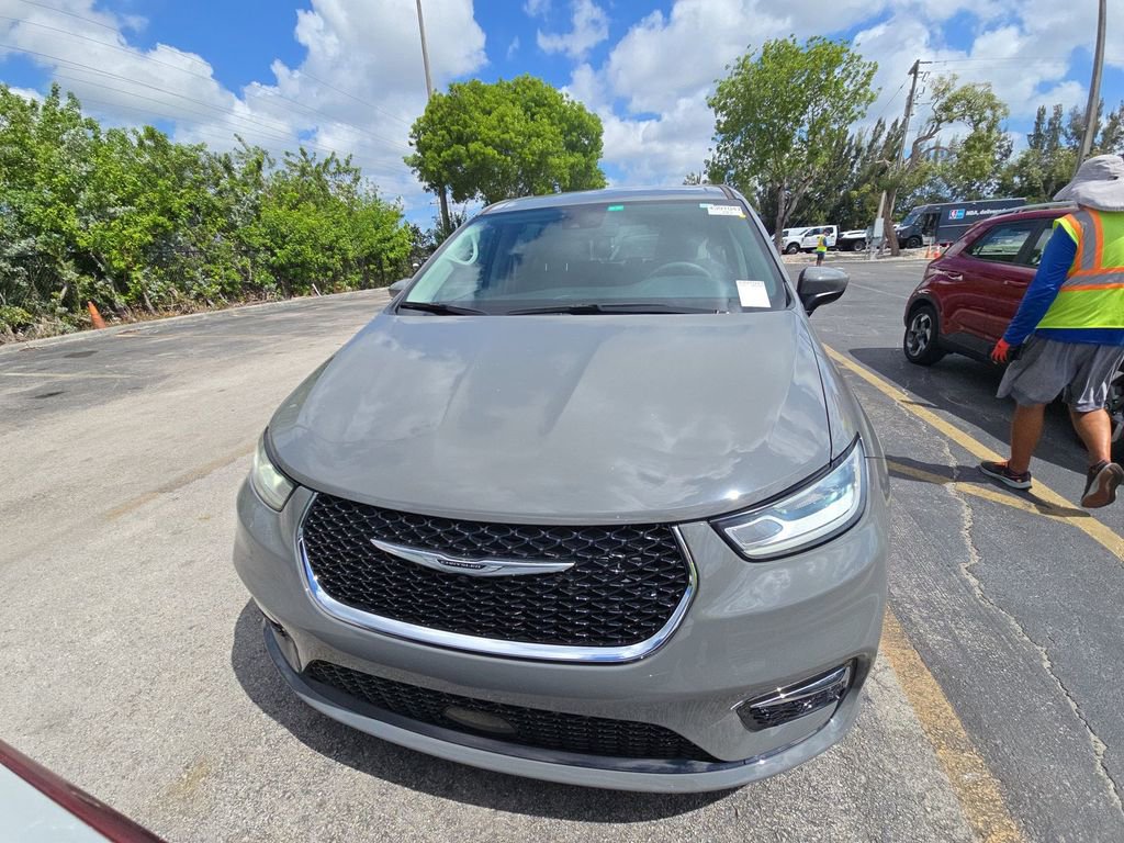Used 2023 Chrysler Pacifica Touring-L FWD image 2