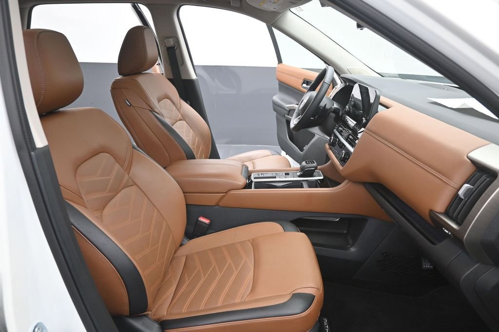 Used 2024 Nissan Pathfinder Platinum FWD image 14