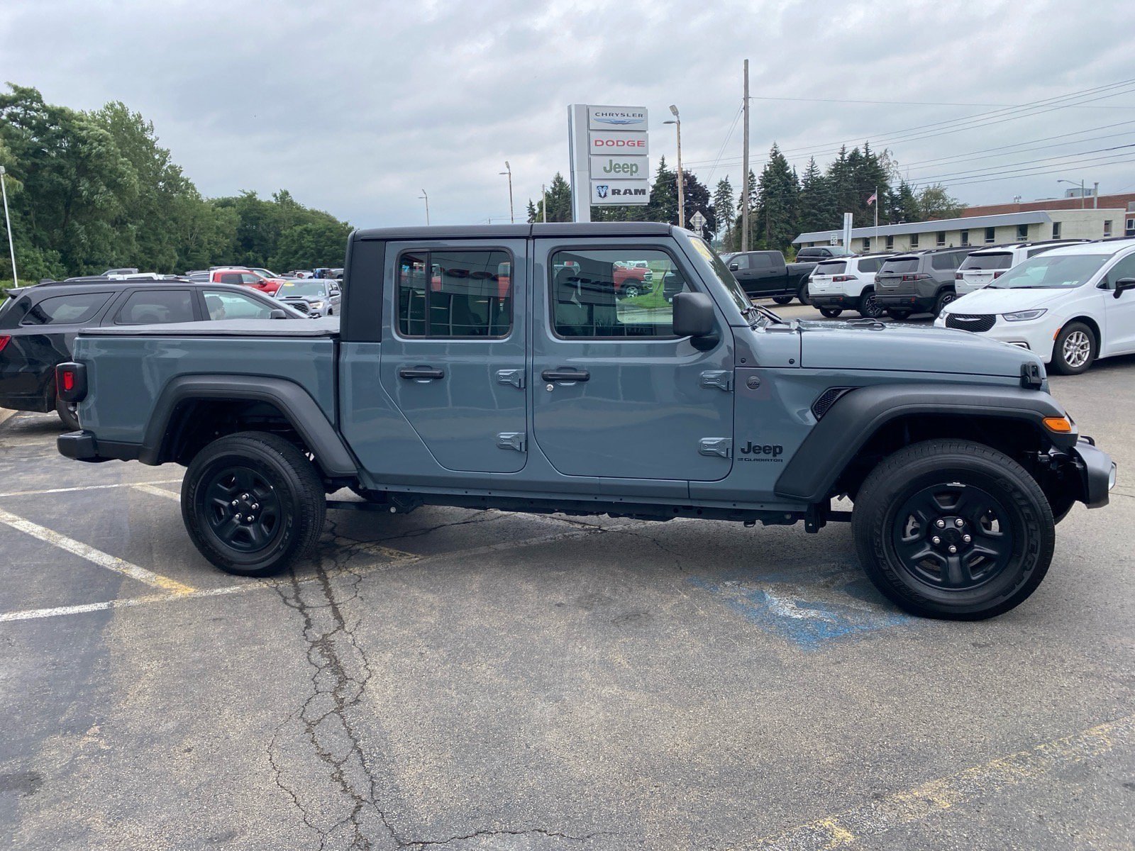Used 2025 Jeep Gladiator Sport AWD/4WD image 6