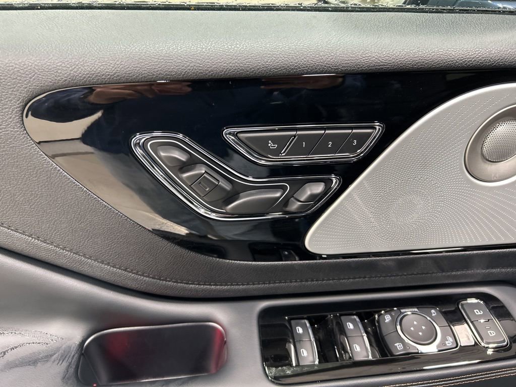 Used 2025 Lincoln Aviator Reserve w/ Equipment Group 201A image 14