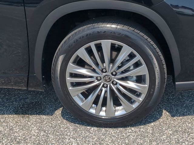 Used 2023 Toyota Highlander Platinum image 11