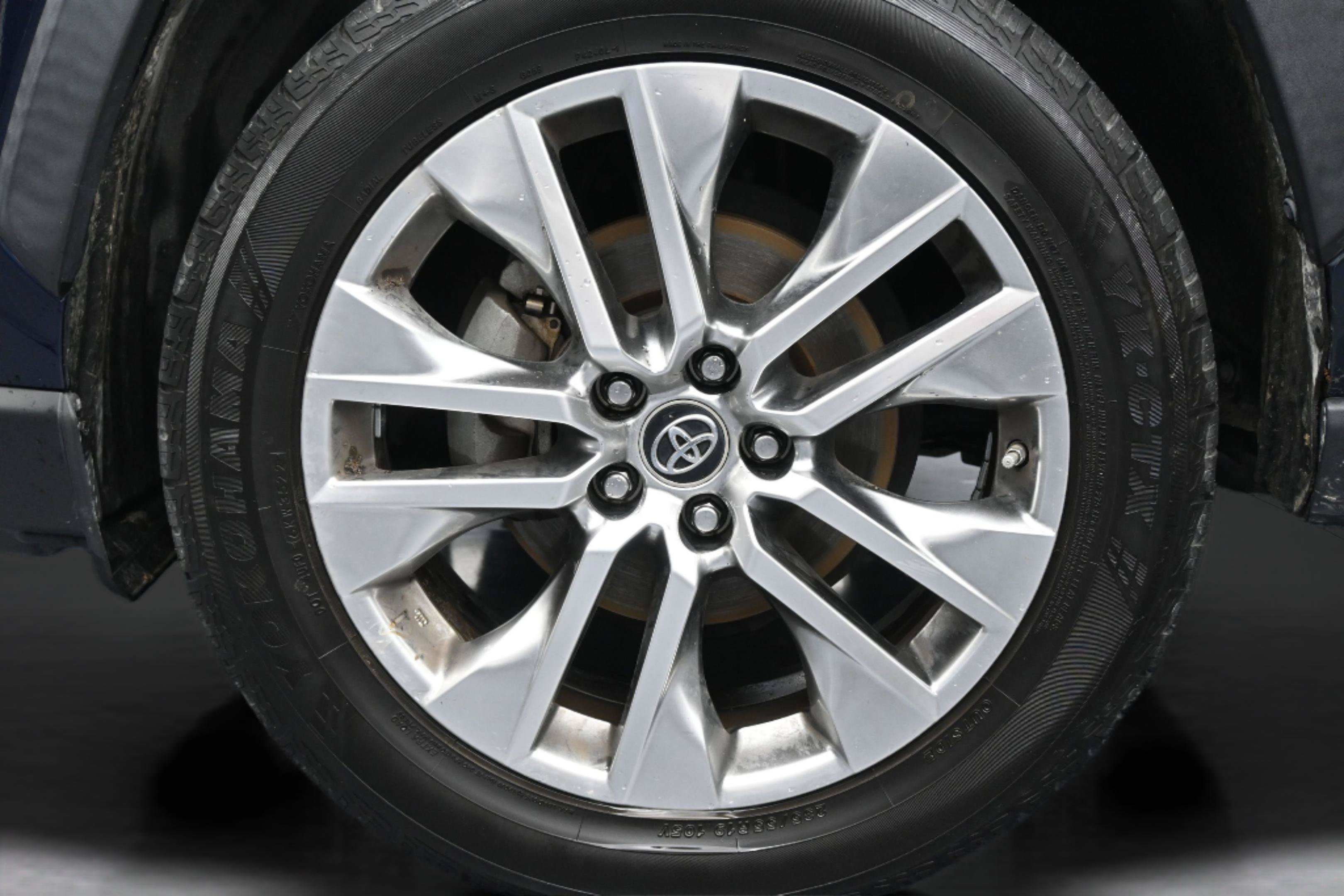 Used 2019 Toyota RAV4 Limited w/ Cold Weather Package FWD image 10