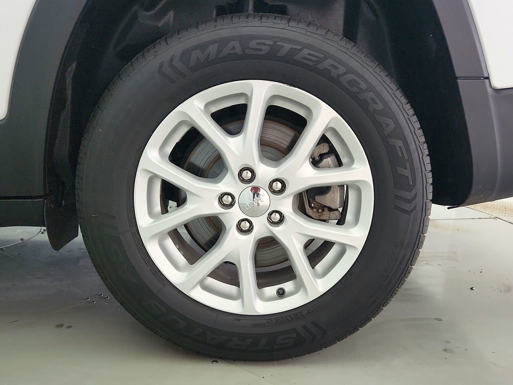 Used 2017 Jeep Cherokee Sport image 33