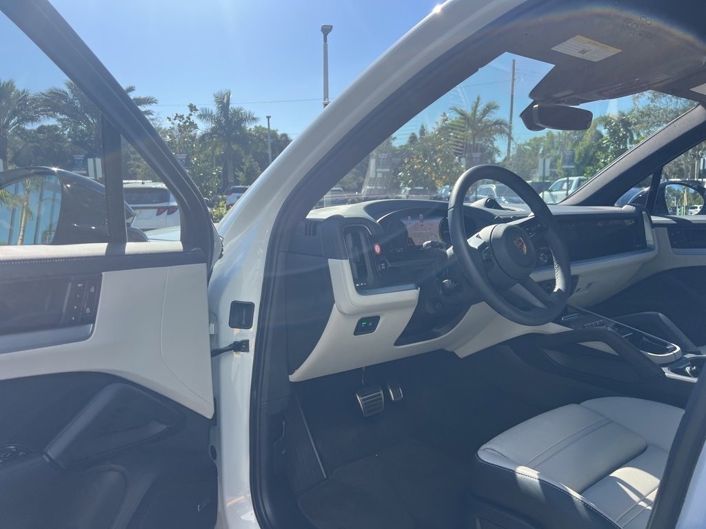Used 2024 Porsche Cayenne S image 34