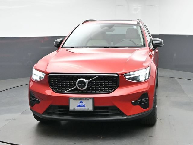 Used 2023 Volvo XC40 B5 Plus w/ Driver Assist Package AWD/4WD image 3