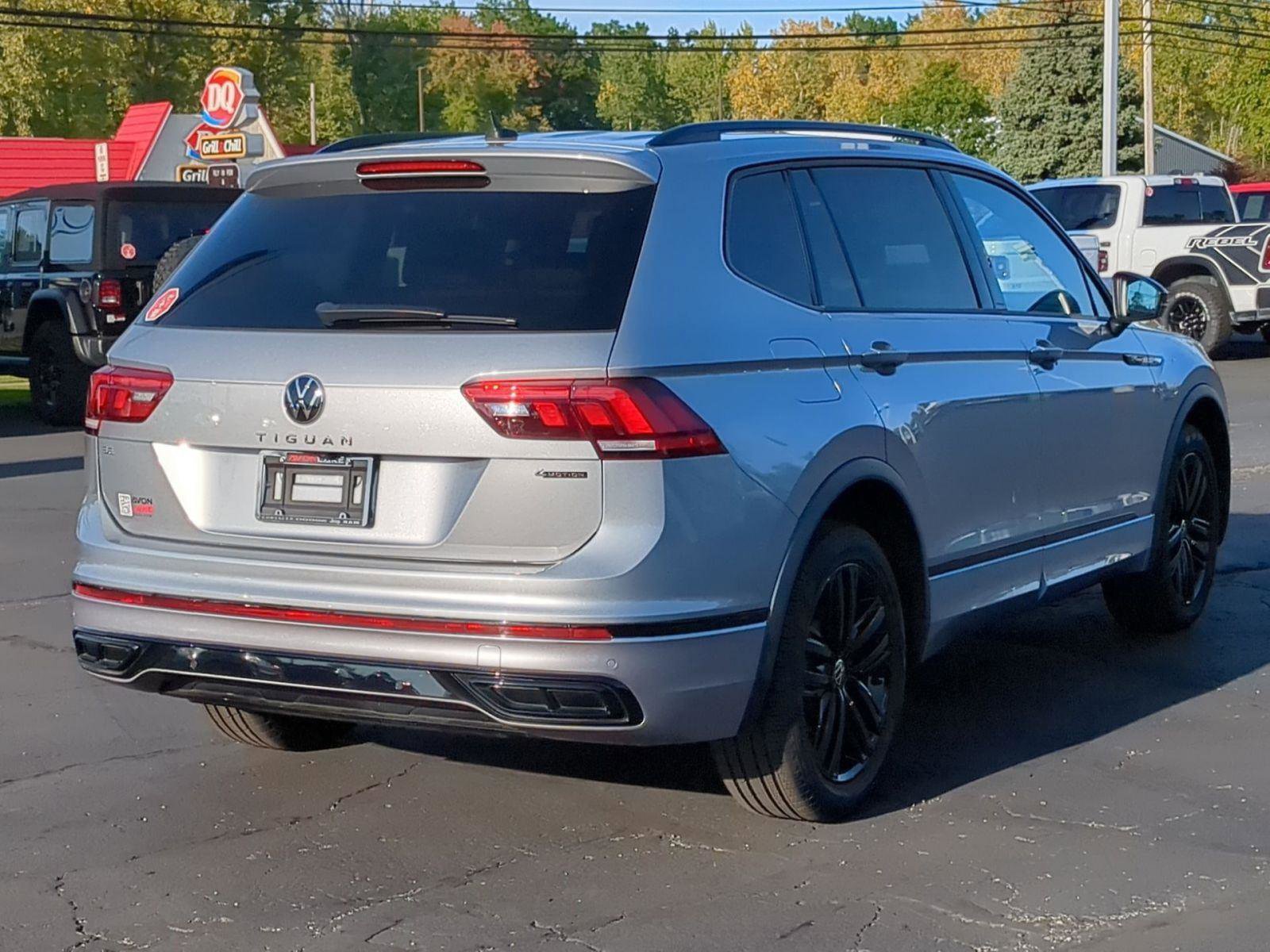 Used 2022 Volkswagen Tiguan SE R-Line image 6