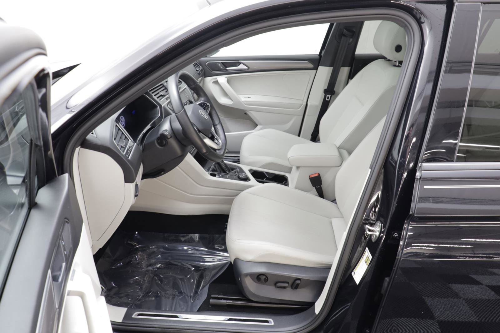 Used 2022 Volkswagen Tiguan SE R-Line image 6