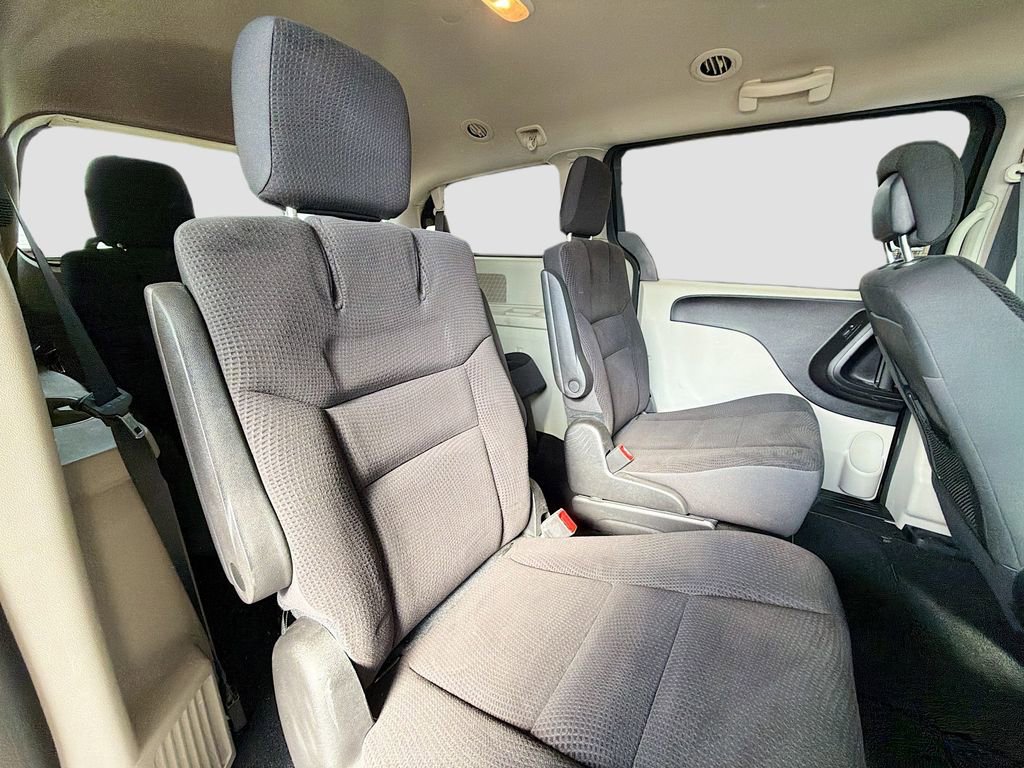 Used 2018 Dodge Grand Caravan SE w/ UConnect Hands-Free Group image 28