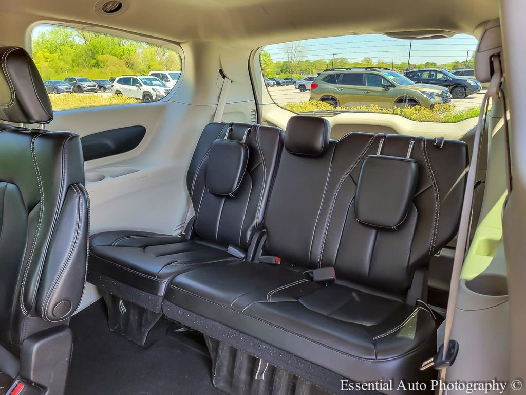 Used 2023 Chrysler Pacifica Touring-L FWD image 11