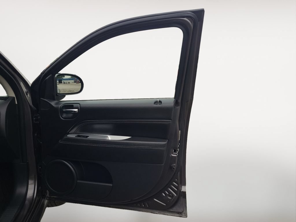 Used 2015 Jeep Compass Latitude FWD image 25