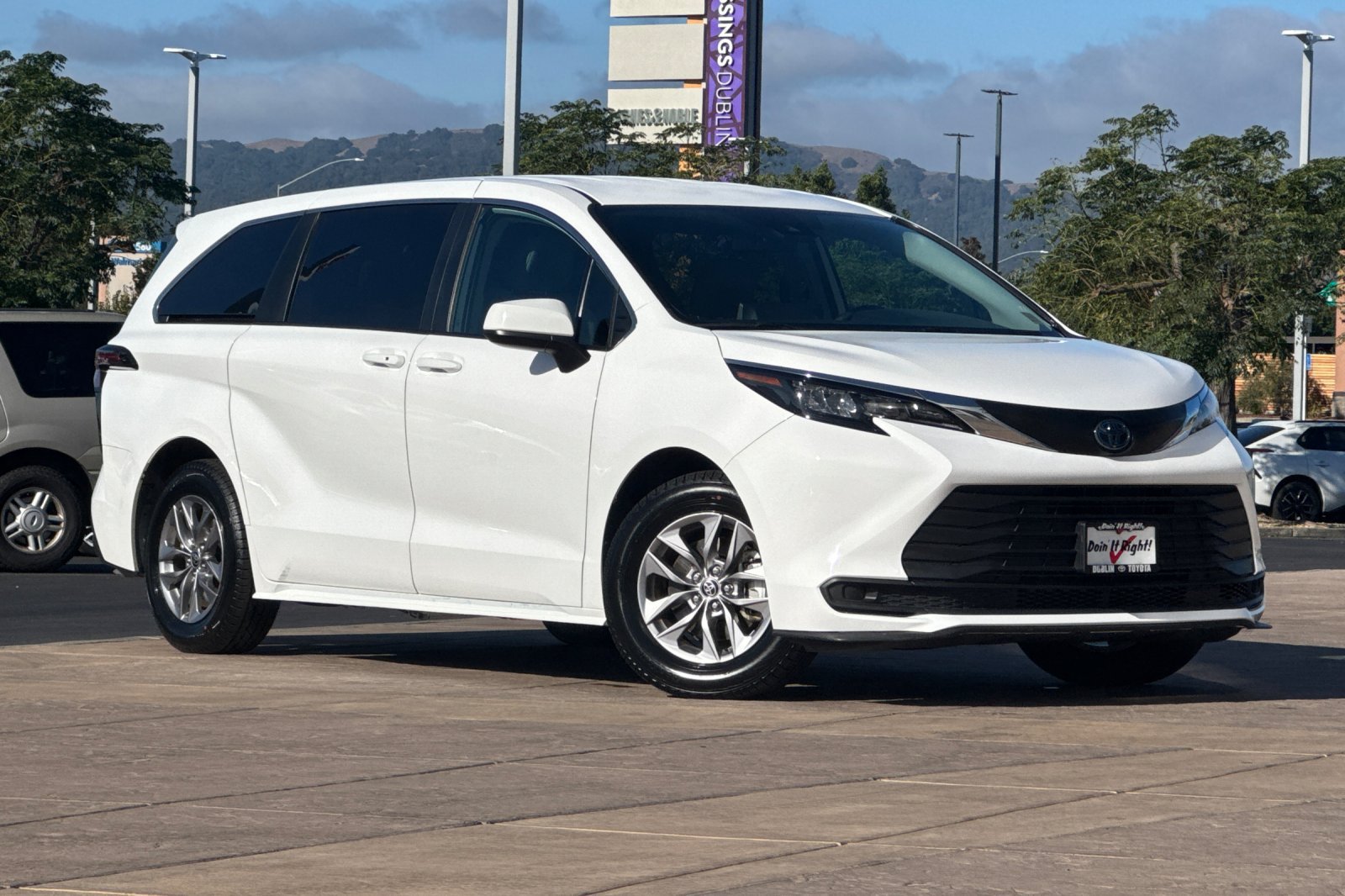 Certified 2024 Toyota Sienna LE AWD/4WD image 2