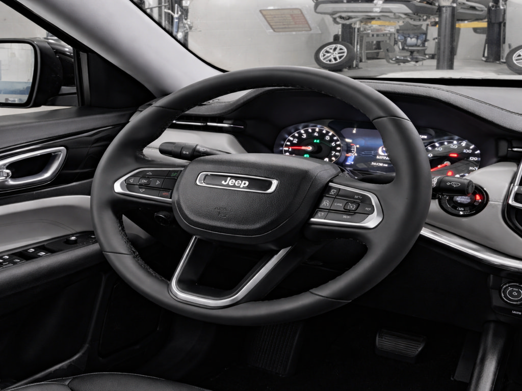 Used 2025 Jeep Compass Limited AWD/4WD image 16