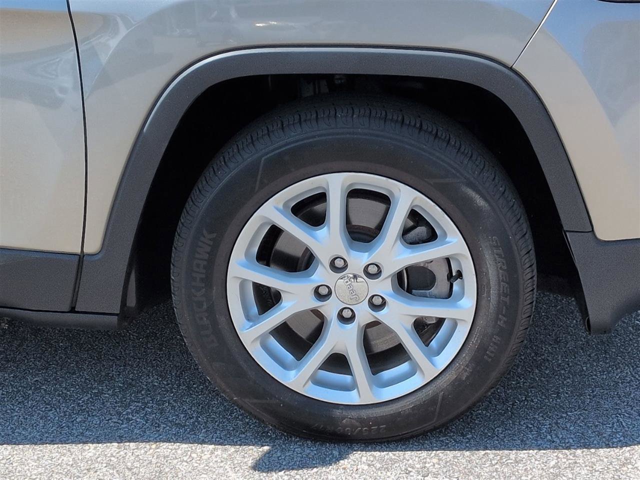 Used 2017 Jeep Cherokee Sport FWD image 10