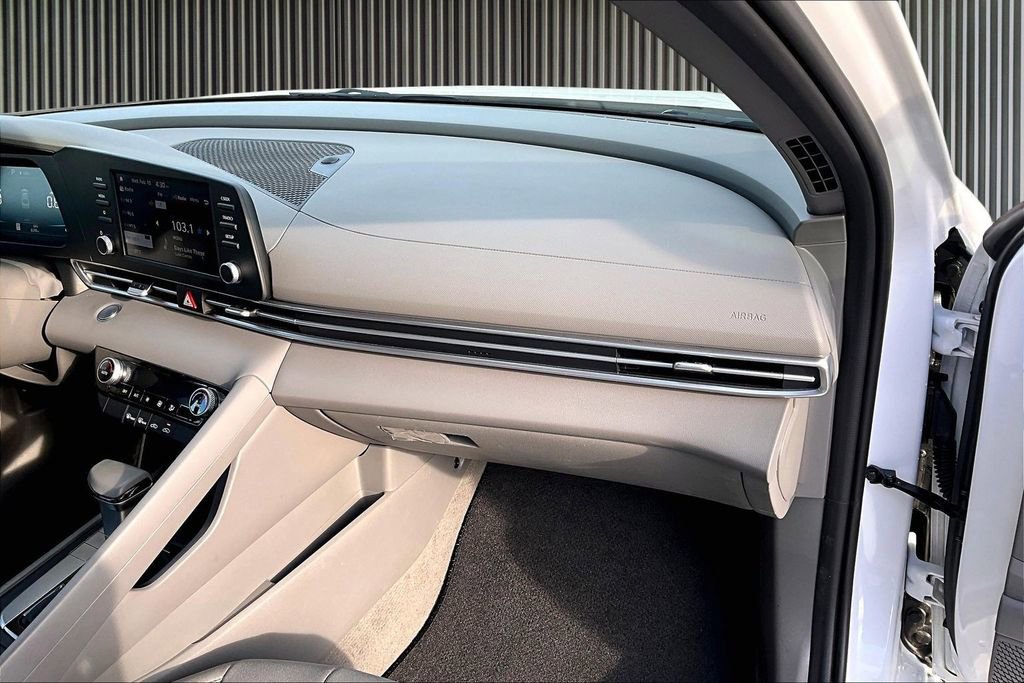 Certified 2025 Hyundai Elantra Sport image 17