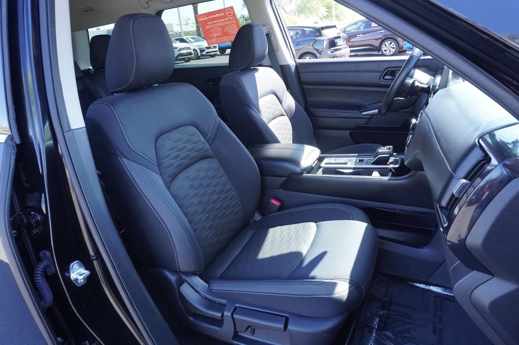 Used 2025 Nissan Pathfinder SV FWD image 13