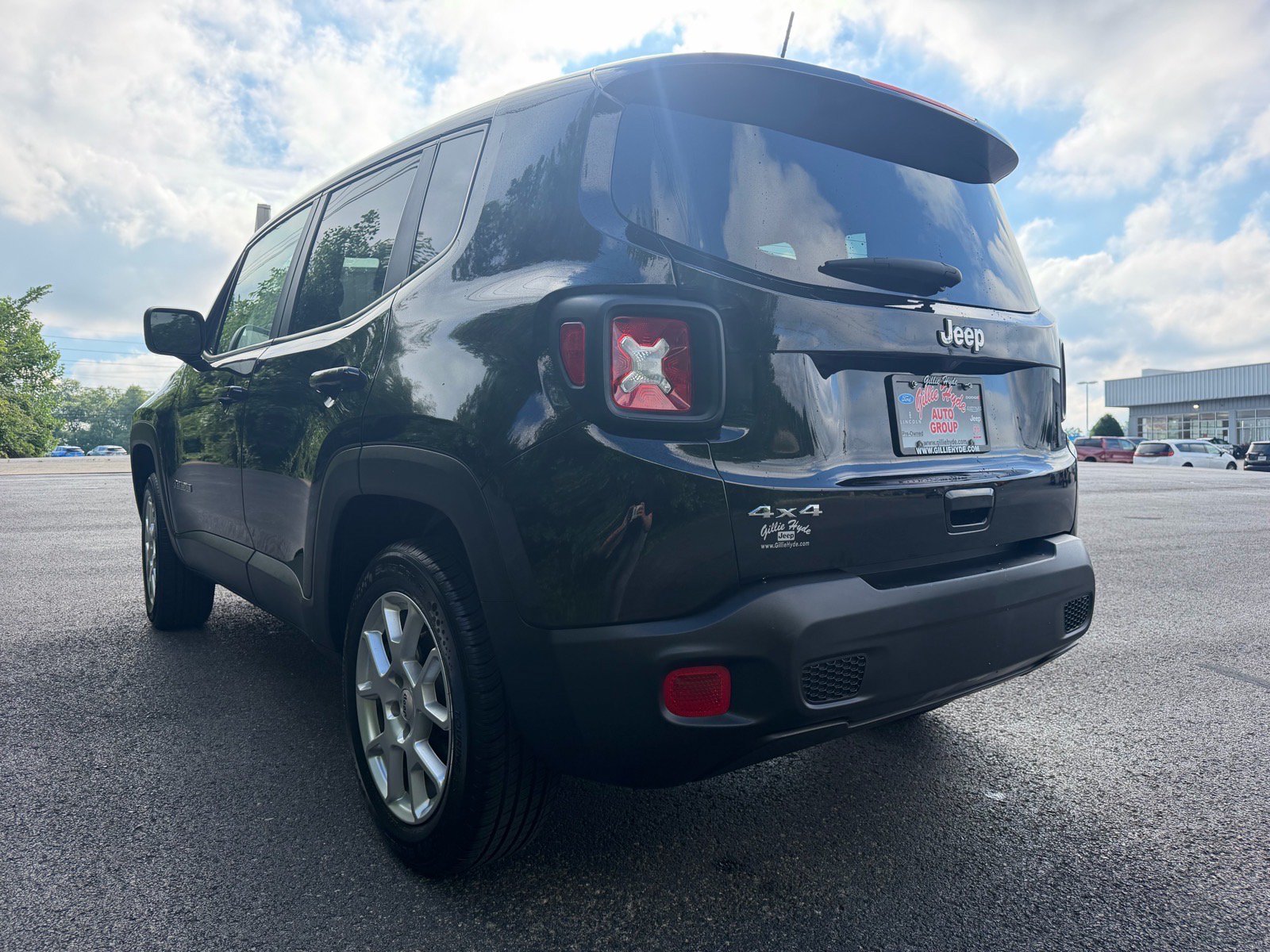 Used 2023 Jeep Renegade Latitude AWD/4WD image 12