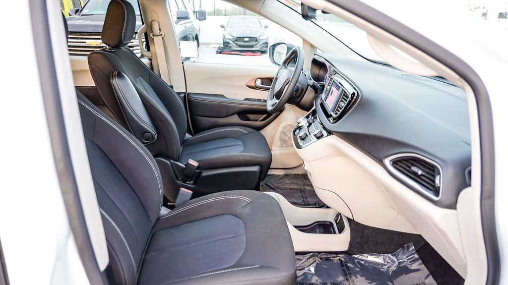 Used 2024 Chrysler Voyager LX FWD image 20