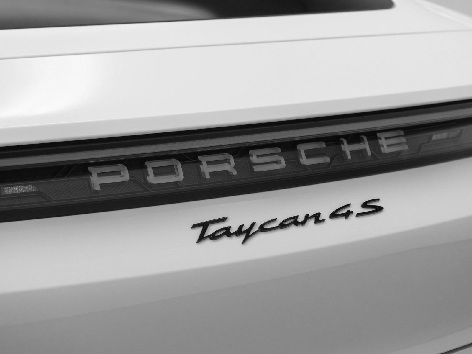 Used 2025 Porsche Taycan 4S AWD/4WD image 18