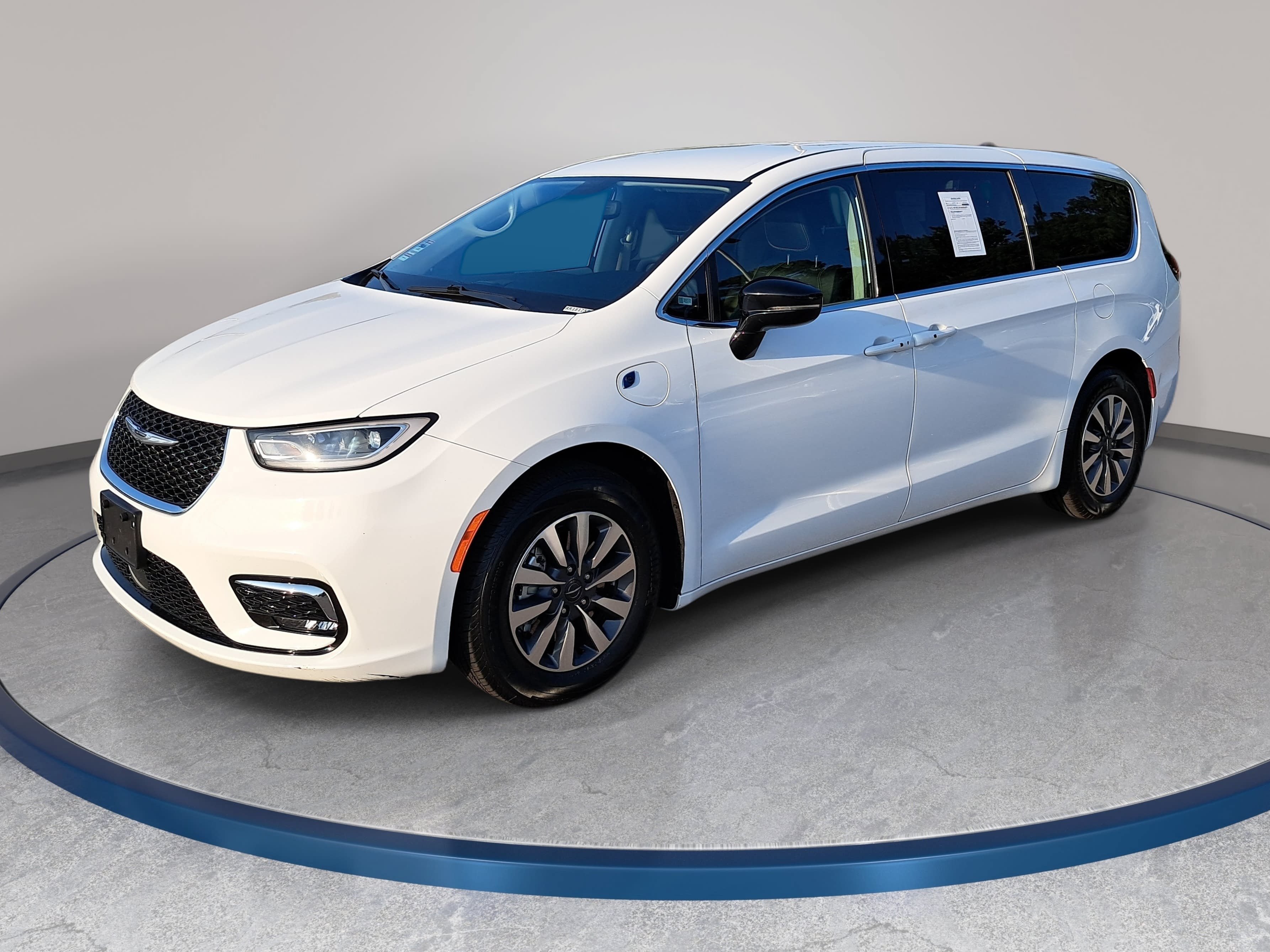 Used 2024 Chrysler Pacifica Limited FWD image 1