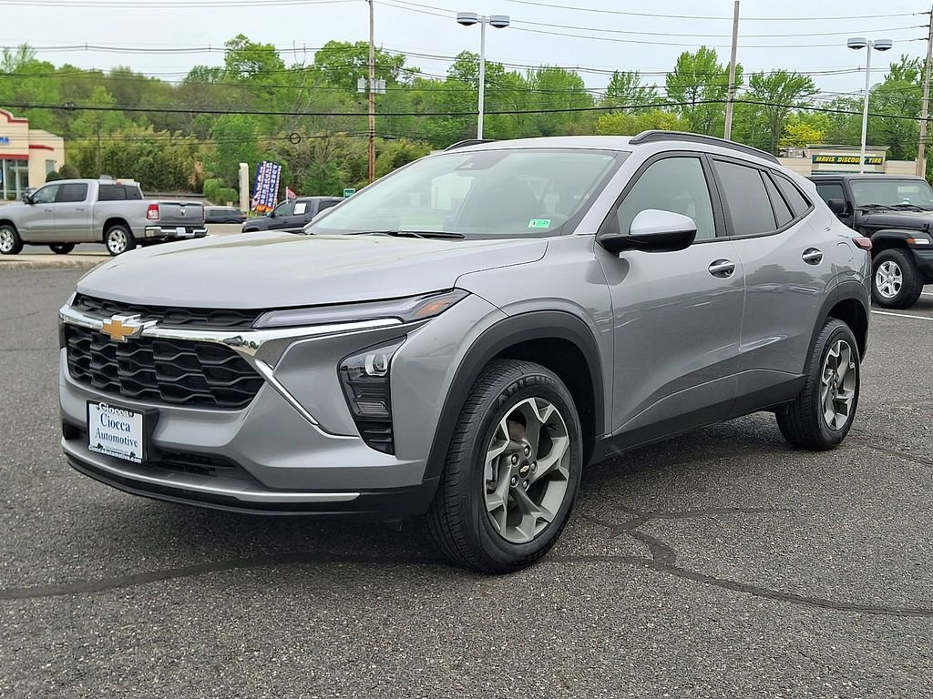 Used 2025 Chevrolet Trax LT FWD image 6