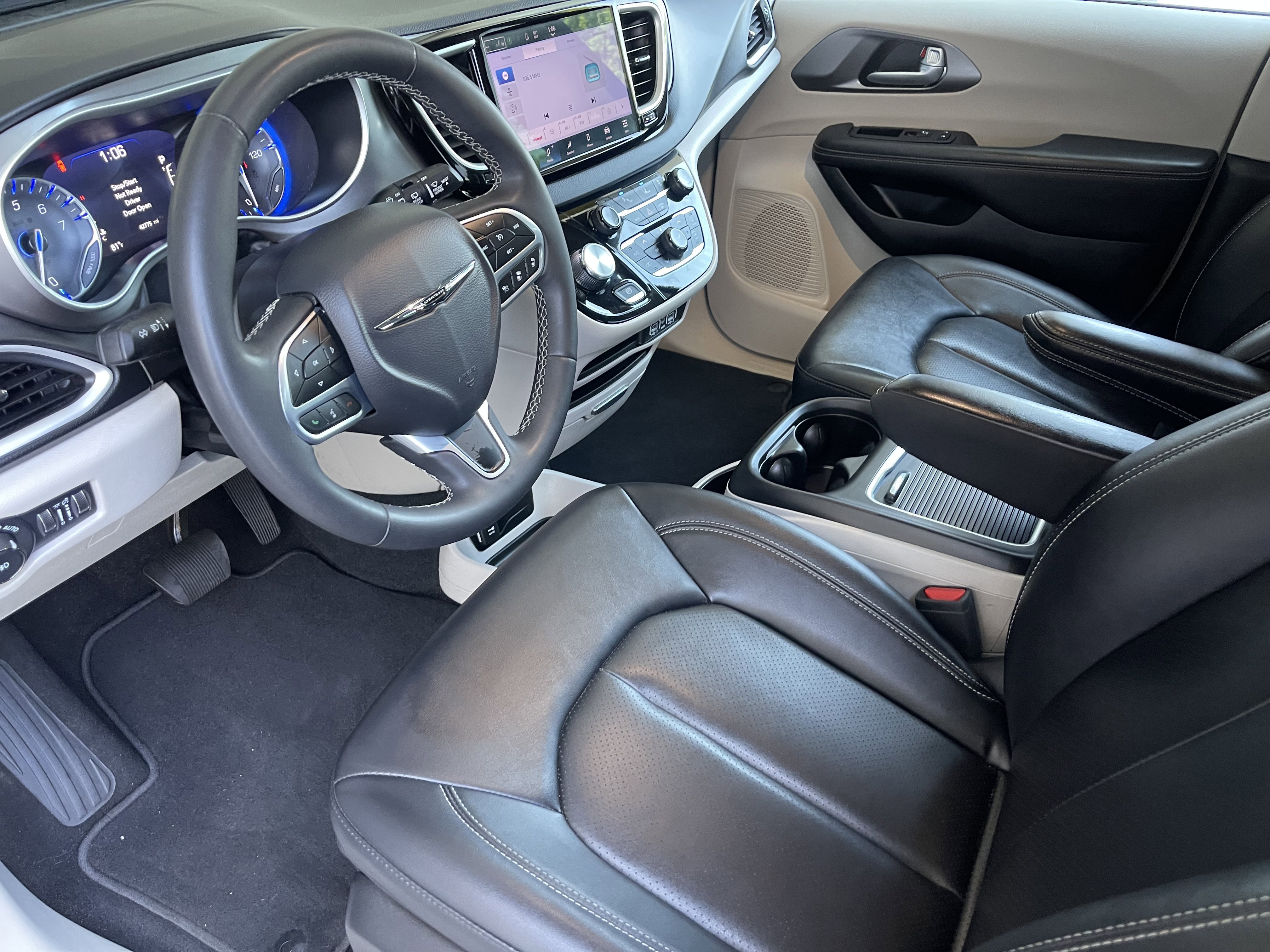 Used 2024 Chrysler Pacifica Touring-L FWD image 10