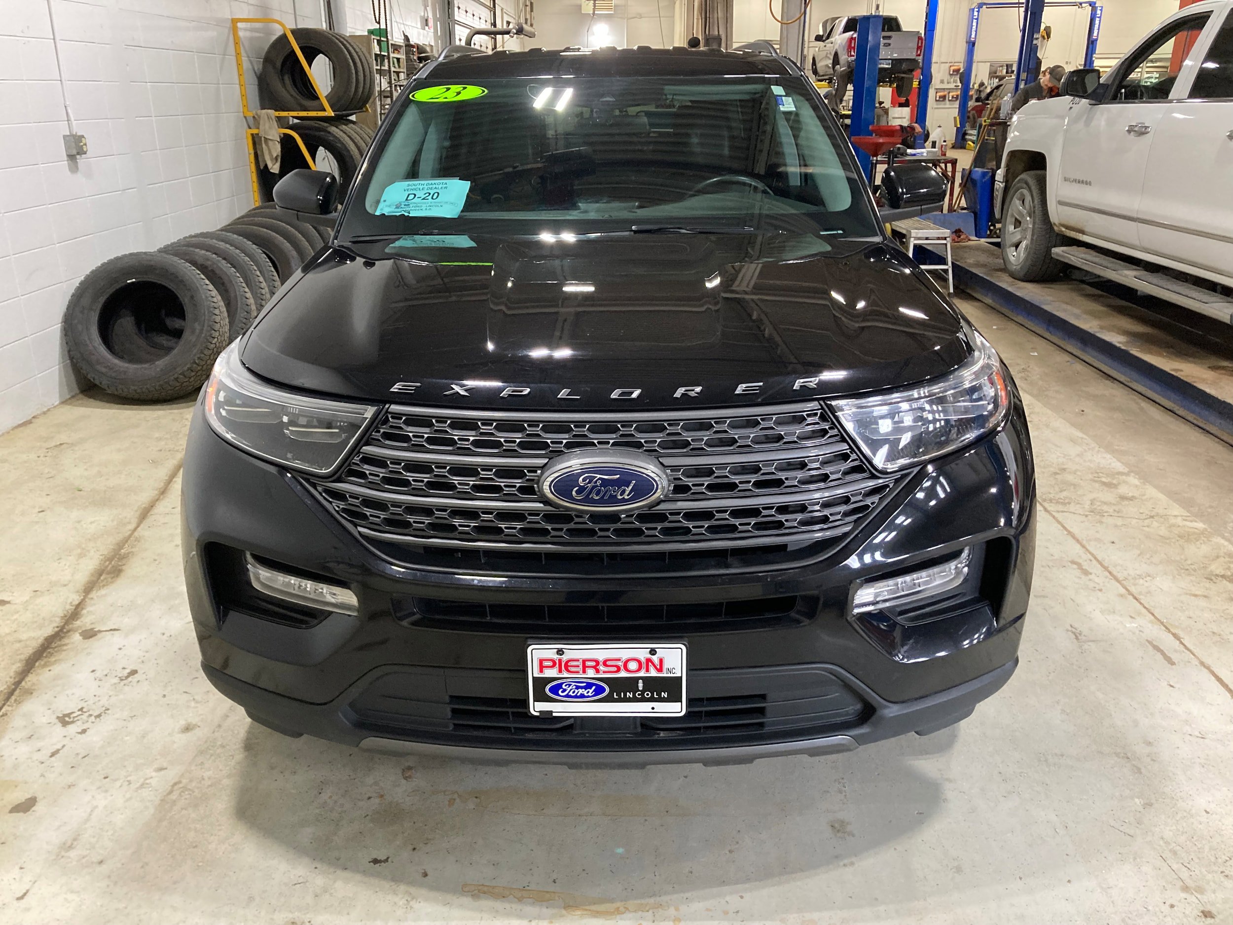 Used 2023 Ford Explorer XLT w/ Equipment Group 202A AWD/4WD image 2