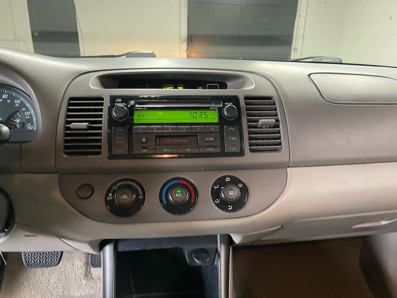 Used 2004 Toyota Camry LE FWD image 24