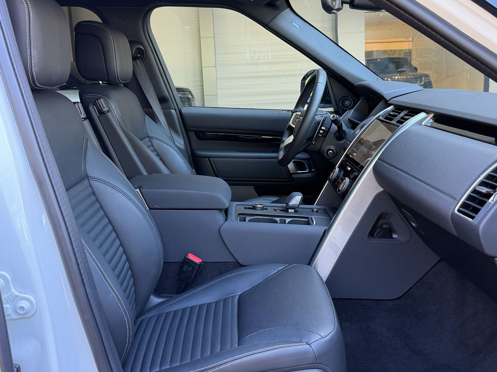 Certified 2025 Land Rover Discovery S AWD/4WD image 25