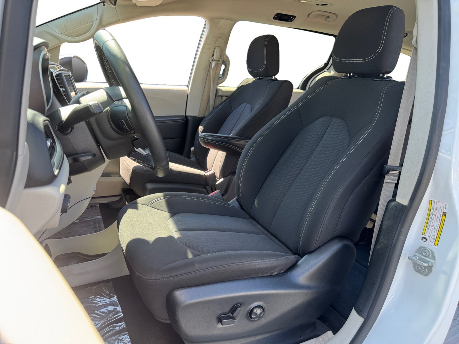 Used 2023 Chrysler Voyager LX FWD image 9