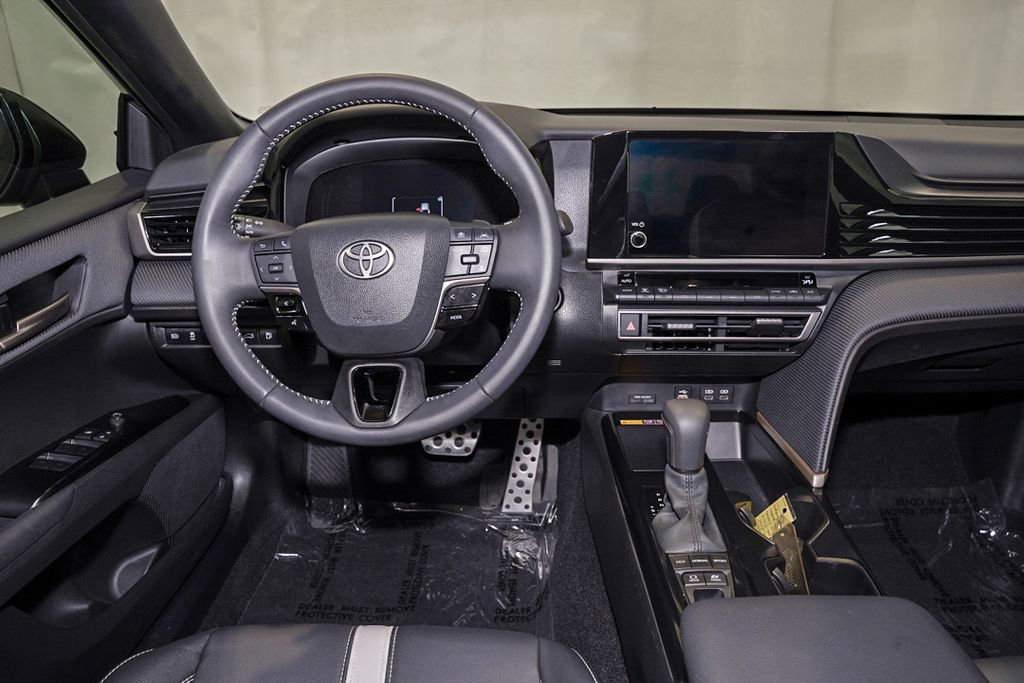 Used 2025 Toyota Camry SE image 6
