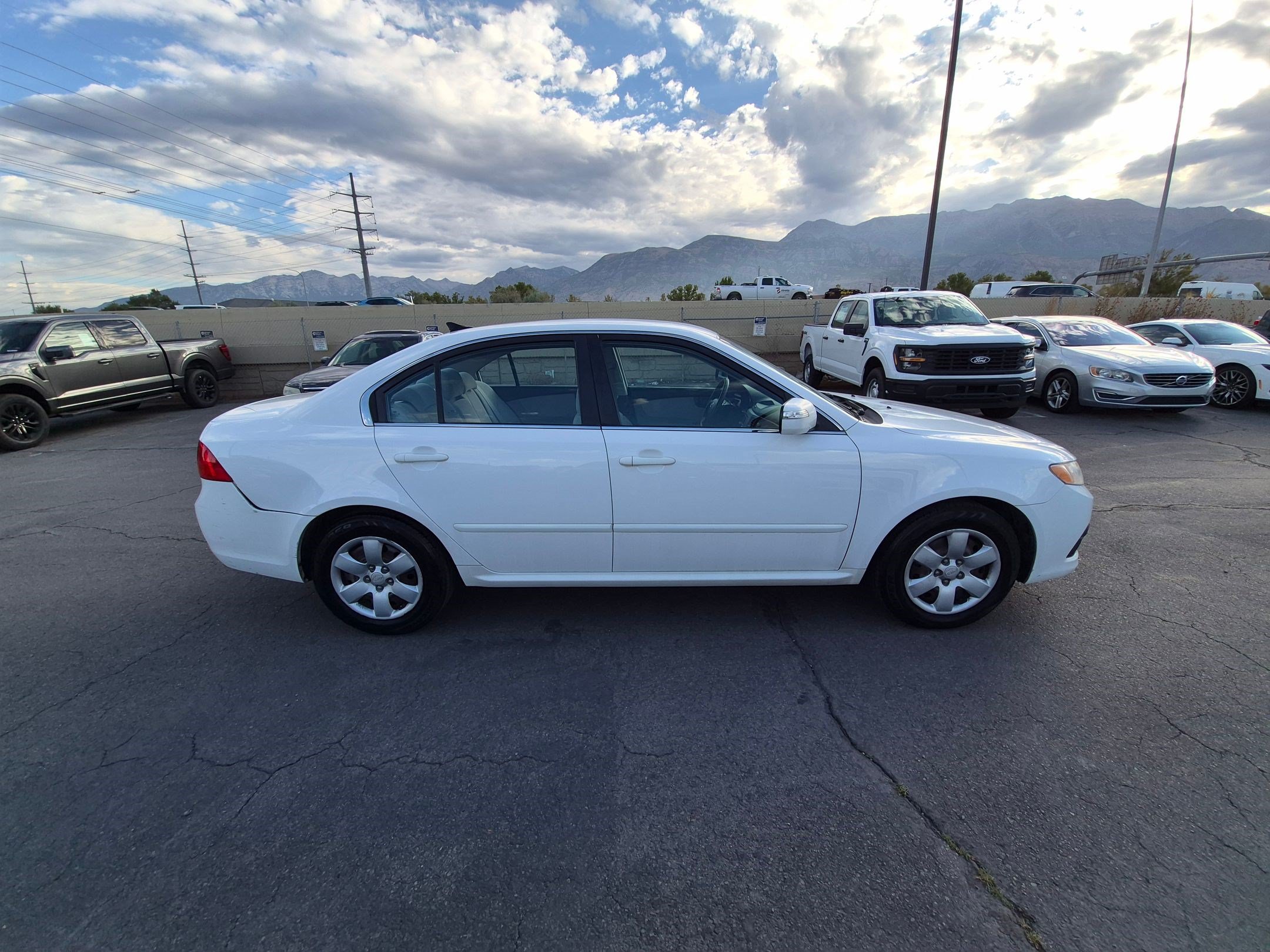 Used 2010 Kia Optima LX FWD image 2