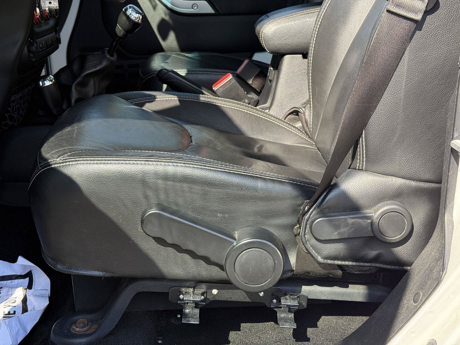 Used 2015 Jeep Wrangler Unlimited Rubicon AWD/4WD image 13