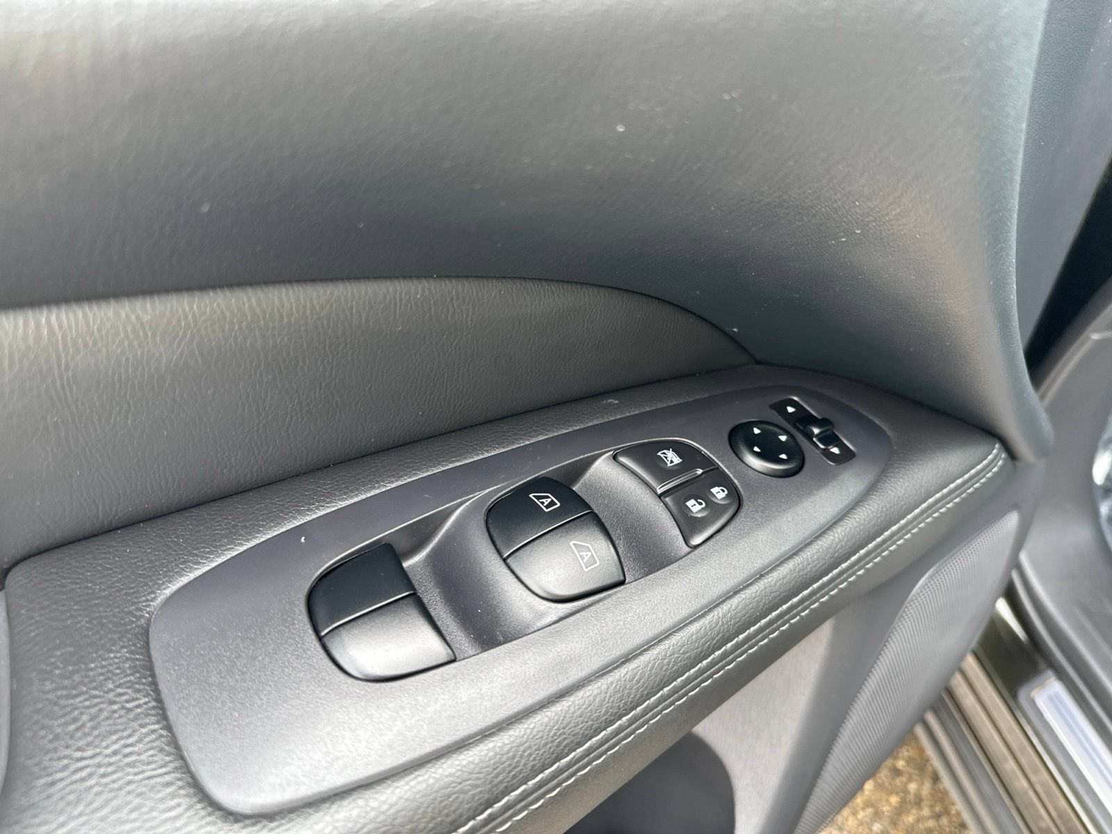 Used 2017 Nissan Pathfinder Platinum AWD/4WD image 18
