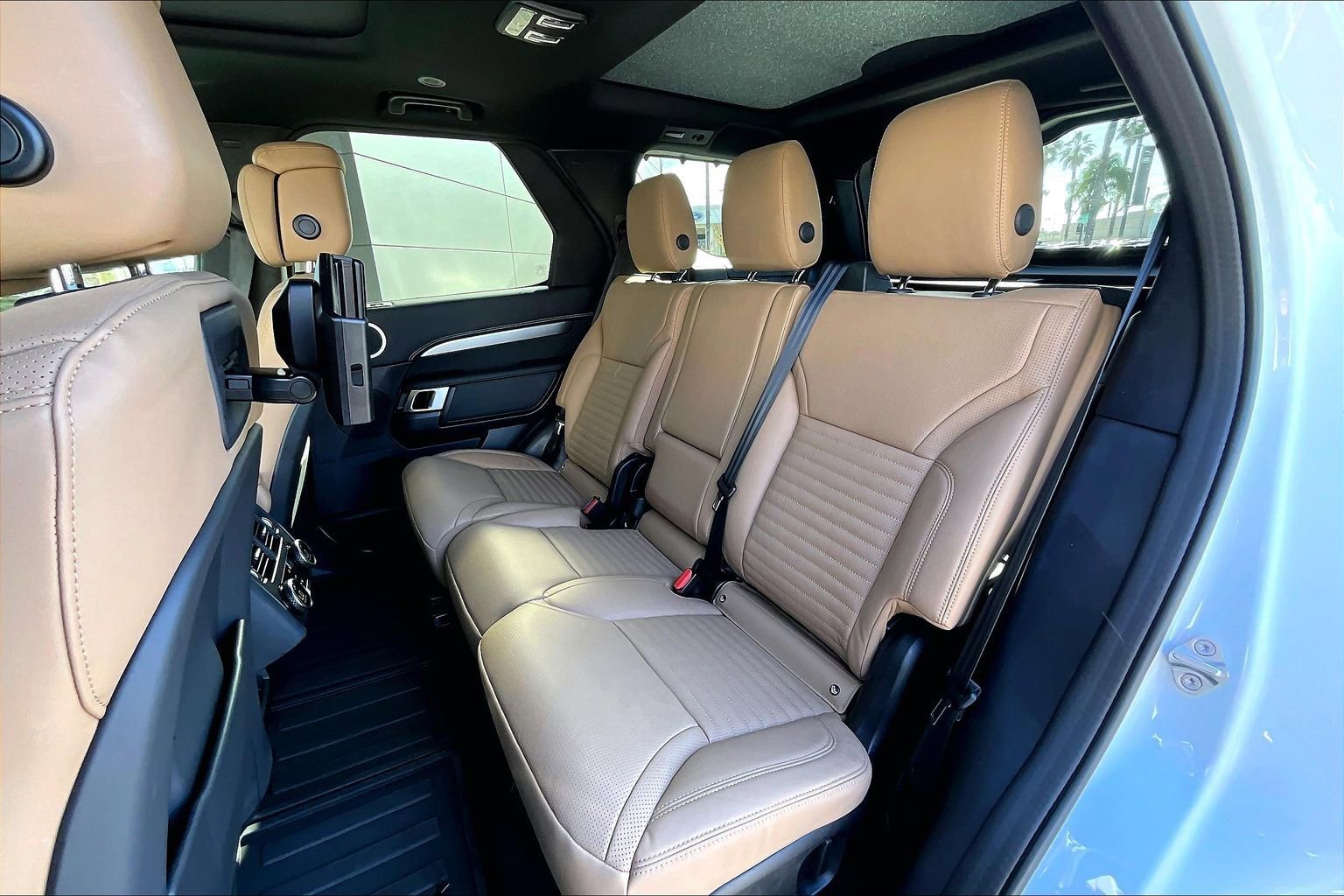 Used 2025 Land Rover Discovery Dynamic SE image 24