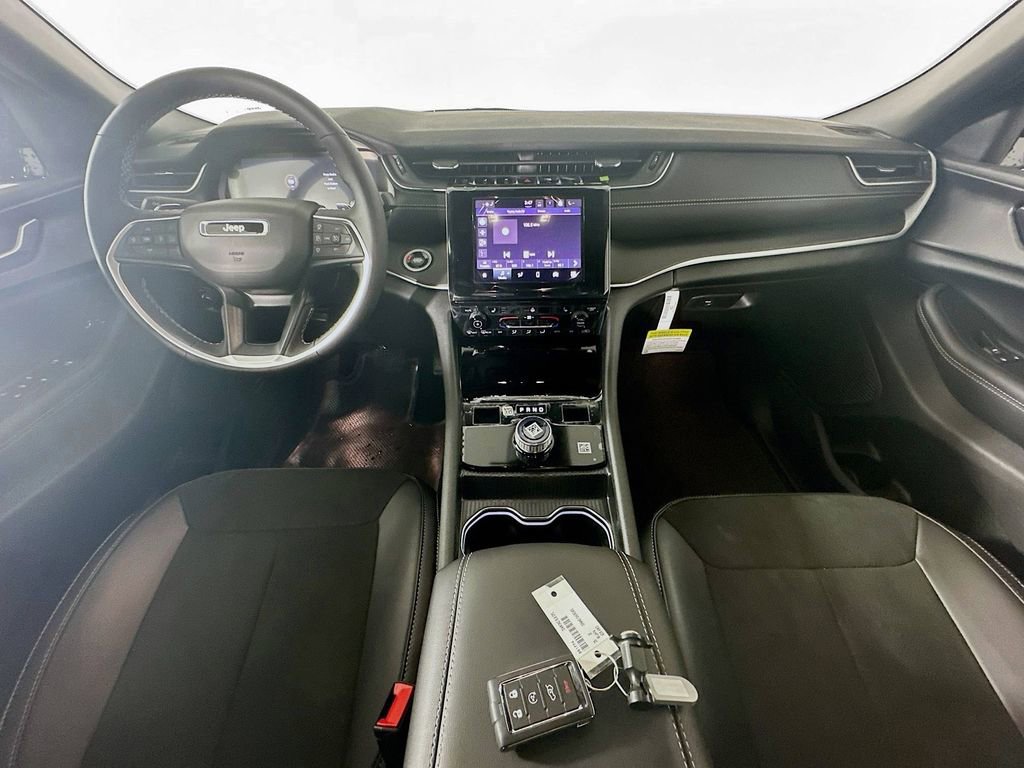 New 2025 Jeep Grand Cherokee Altitude image 9