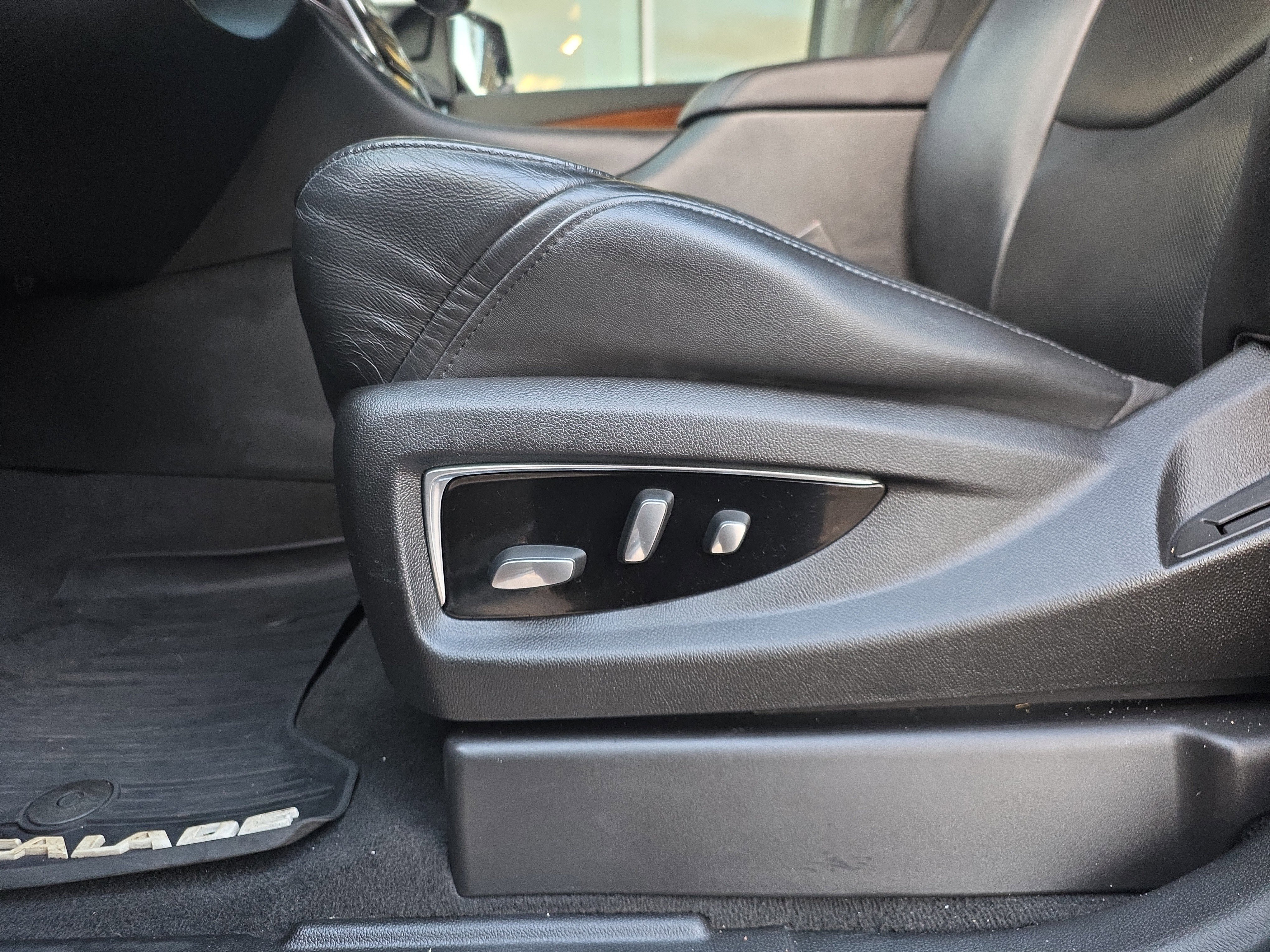 Used 2018 Cadillac Escalade Luxury image 15