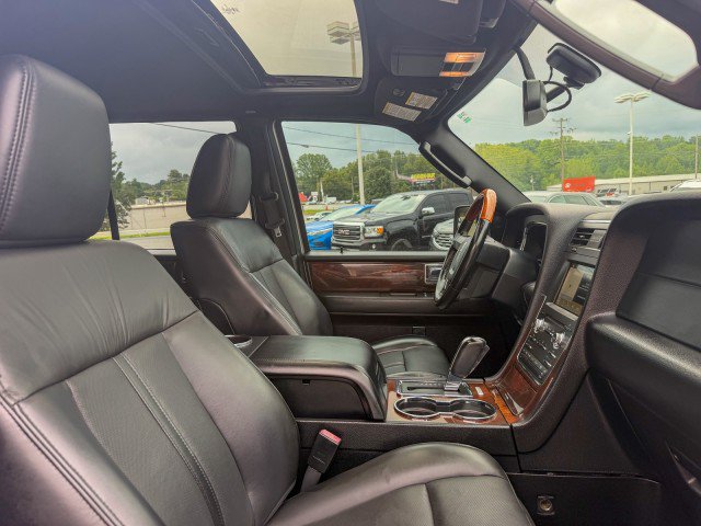 Used 2017 Lincoln Navigator L Select RWD image 24