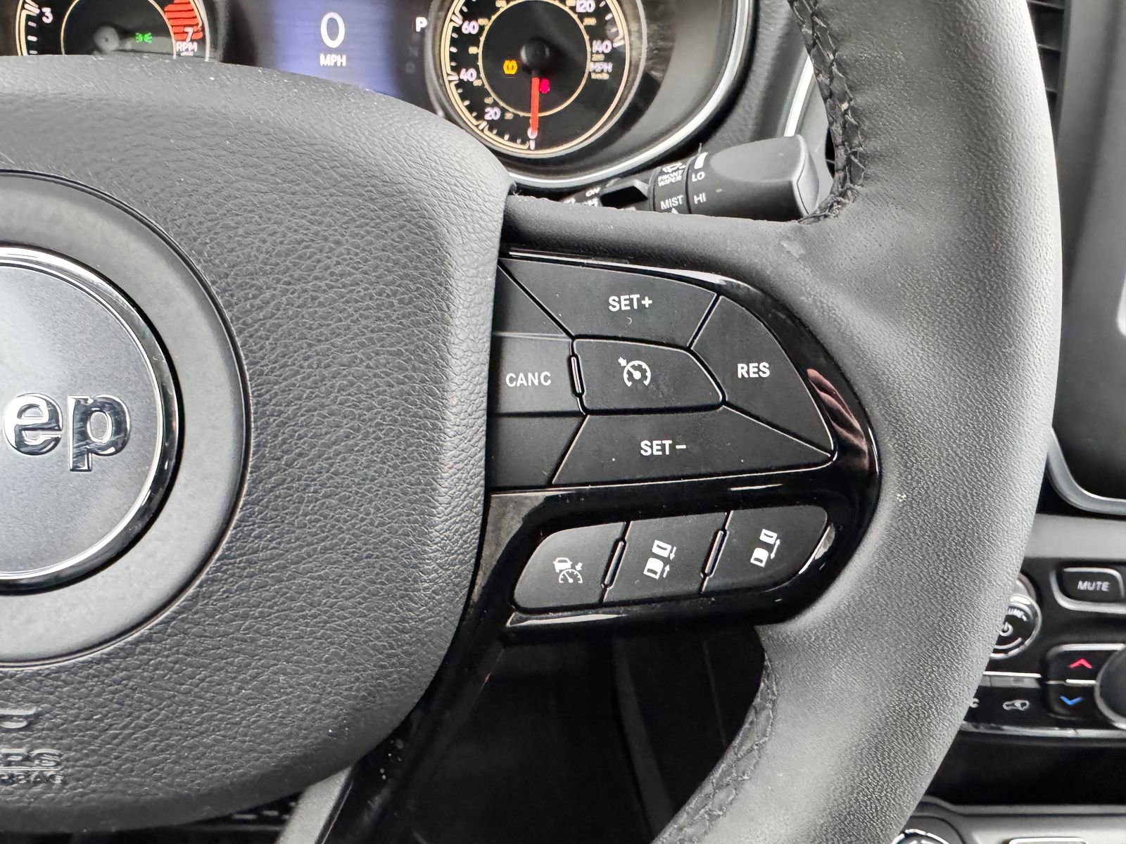 Used 2023 Jeep Cherokee Altitude Lux image 16