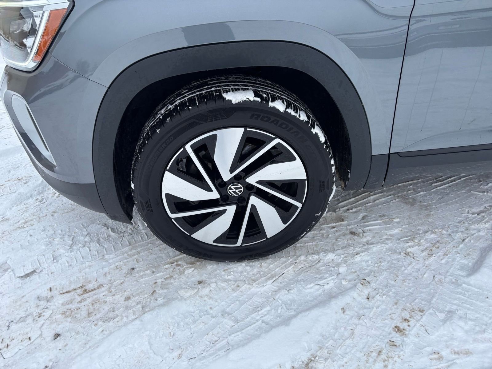 Used 2025 Volkswagen Atlas SE image 31