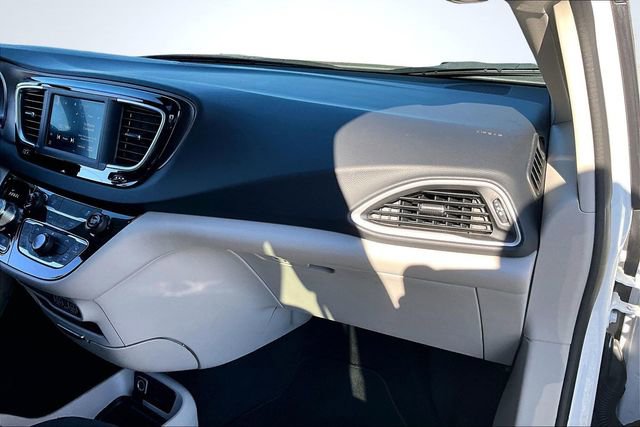 Used 2024 Chrysler Voyager LX image 27