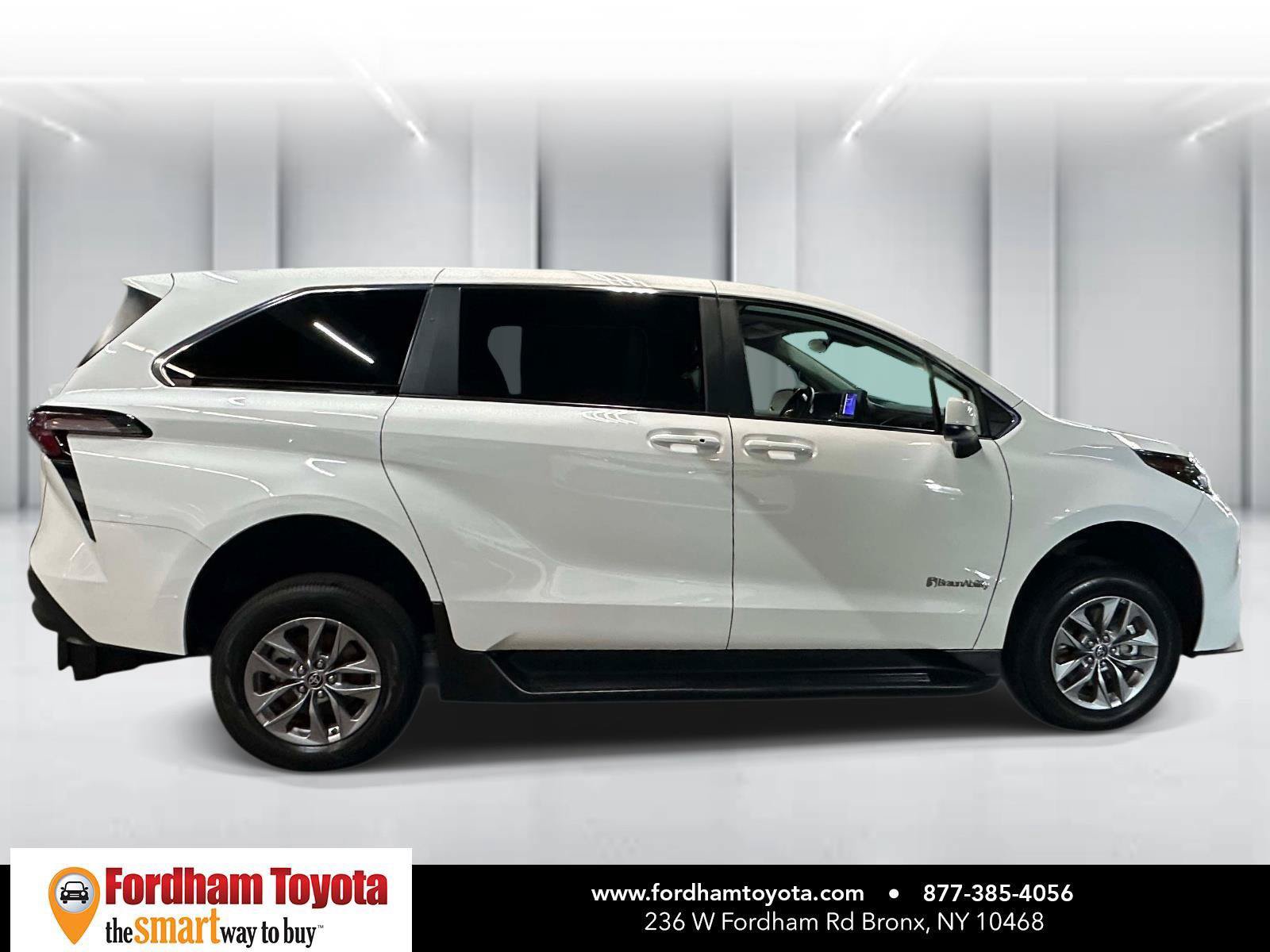Used 2025 Toyota Sienna LE FWD image 2